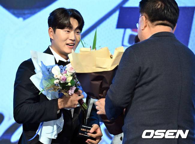 [OSEN=조은정 기자] 2024 신한 SOL뱅크 KBO 시상식이 26일 오후 서울 송파구 롯데호텔 월드 크리스탈볼룸에서 열렸다.이날 시상식에서는 퓨처스(2군)리그, KBO리그 투타 개인 부문별 1위 선수와 KBO 수비상에 대한 시상과 함께 정규시즌 최우수선수(MVP)와 신인상 주인공이 발표됐다.신인상을 수상한 두산 김택연이 축하를 받고 있다. 2024.11.26 /cej@osen.co.kr