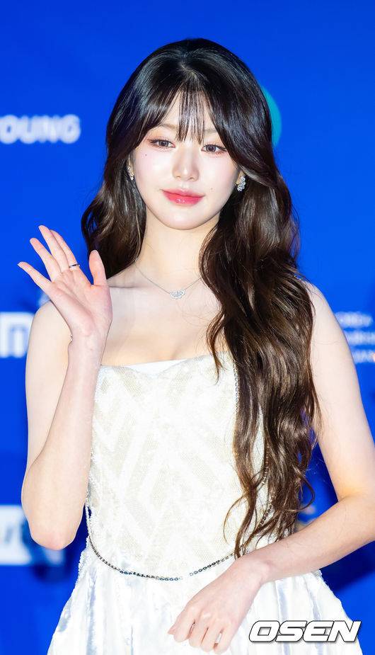 [OSEN=오사카(일본), 민경훈 기자] 22일 오후 일본 교세라 돔 오사카서&nbsp;'2024 MAMA AWARDS(마마 어워즈)'&nbsp;레드카펫 행사가 진행됐다.'2024 MAMA AWARDS'는 현지시간 기준으로 21일 미국 LA 돌비씨어터에서, 22일과 23일에 일본 교세라 돔 오사카에서 개최된다.가수 아이브(IVE) 장원영이 레드카펫을 밟으며 포즈를 취하고 있다. 2024.11.22 /rumi@osen.co.kr