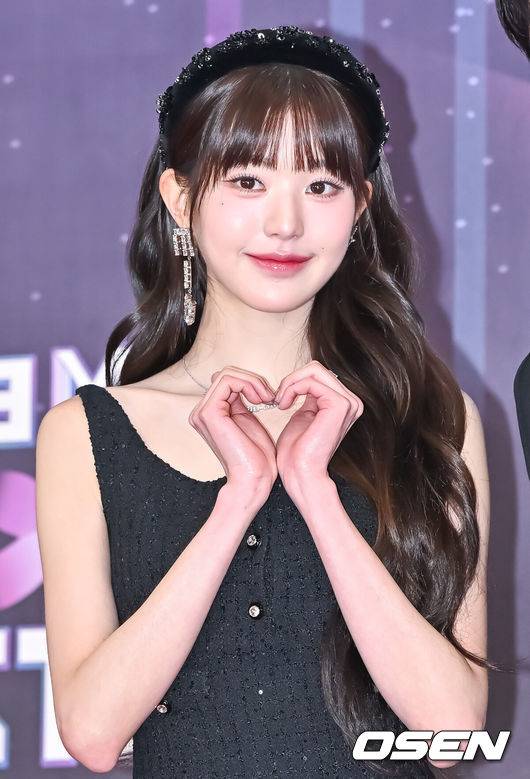 [OSEN=박준형 기자] 5일 오후 서울 여의도 KBS 신관홀에서 '2023 뮤직뱅크 글로벌 페스티벌' 레드카펫 행사가 진행됐다. 이날 행사에 그룹 아이브와 원어스, 크래비티, 싸이커스, 하이키, 판타지보이즈, 라이즈, 제로베이스원, 엑스디너리 히어로즈, 영케이, 에스파, 프로미스나인, 투모로우바이투게더, 오마이걸 아린, 선미가 참석했다.아이브 장원영이 포즈를 취하고 있다. . 2023.12.05  / soul1014@osen.co.kr