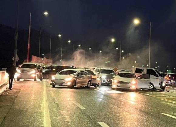 27일 오후 강원 원주 한 도로에서 53대 간 추돌사고가 발생했다. 연합뉴스