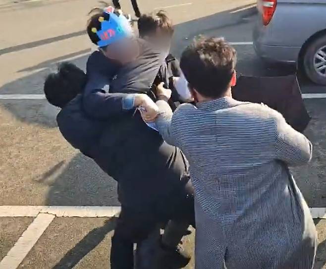 1월2일 부산 가덕도 신공항 부지를 방문한 이재명 더불어민주당 대표를 흉기로 공격한 60대 남성 김아무개씨가 현장에서 경찰에 체포되고 있다. ⓒ 바른소리 TV 유튜브 캡처