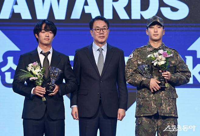 26일 서울 롯데호텔월드에서 열린 ‘2024 신한 SOL 뱅크 KBO 시상식’에서 퓨처스리그 남부리그 타율상을 받은 김태훈(왼쪽)과 타점상, 홈런상을 수상한 박정현(오른쪽)이 김시진 KBO 경기운영위원장과 기념촬영을 하고 있다. 김종원 기자 won@donga.com