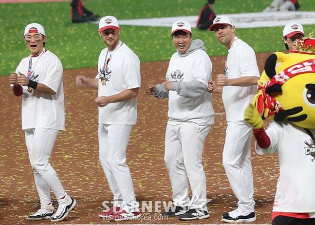 '2024 KBO 포스트시즌 한국시리즈 5차전' KIA-삼성전이 28일 광주-기아챔피언스필드에서 열렸다.  KIA가 5차전 삼성에 승리히며 4승 1패로 헌국시리즈 우승을 차지했다. 김도영을 비롯한 선수들이 우승 공약인 삐끼삐끼 댄스를 선보이고 있다. 오른쪽에서 2번째가 제임스 네일. /사진=김진경 대기자