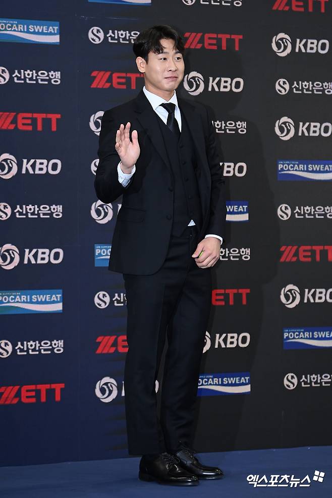 11일 오후 서울 강남구 코엑스 오디토리움에서 '2023 신한은행 SOL KBO 골든글러브' 시상식이 진행됐다. 이날 시상식에 참석한 박찬호가 포토타임을 갖고 있다. 엑스포츠뉴스 DB