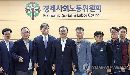 공무원 노조도 '유급 전임자' 활동 보장…타임오프 한도 의결 (서울=연합뉴스) 류영석 기자 = 22일 오전 서울 종로구 경제사회노동위원회에서 열린 공무원 근무시간면제 심의위원회 11차 전원회의에서 조경호 근면위 위원장, 권기섭 경사노위 위원장, 공무원 위원을 비롯한 참석자들이 근무시간 면제(타임오프) 한도 의결을 마친 뒤 기념촬영을 하고 있다. 2024.10.22 ondol@yna.co.kr [2024.10.22 송고]