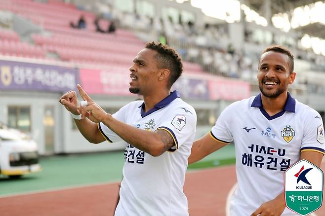 골세리머니를 펼치는 충남아산의 주닝요 [한국프로축구연맹 제공. 재판매 및 DB 금지]