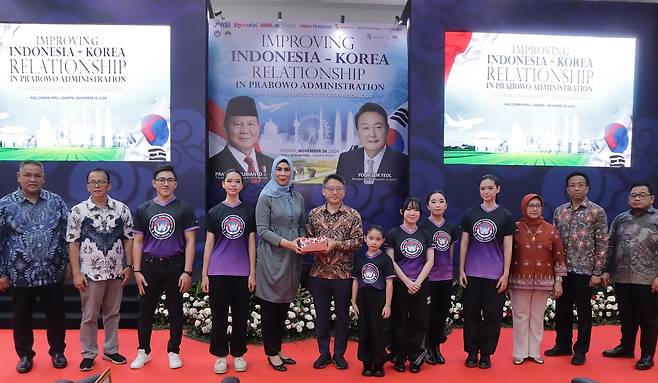 '프라보워 정부에서 인도네시아 한국 관계 강화' 세미나 26일(현지시간) 인도네시아 자카르타에서 인도네시아 인터넷 언론 협회인 '인도네시아 사이버 미디어 네트워크'(JMSI) 주최로 열린 '프라보워 정부에서 인도네시아 한국 관계 강화' 세미나에서 박수덕 주인도네시아 대사대리(가운데)와 참석자들이 기념촬영을 하고 있다. 2024.11.27. photo@yna.co.kr
[인도네시아 사이버 미디어 네트워크 제공. 재판매 및 DB 금지]