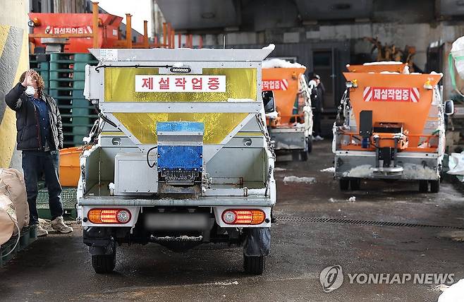 분주한 제설 [연합뉴스 자료사진[