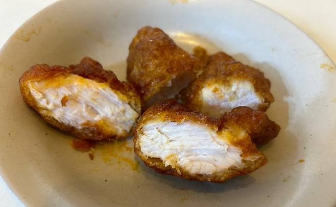 애슐리 쏘사삭 치킨의 단면. 통가슴살이 꽉 차 있다./사진=김아름 기자 armijjang@