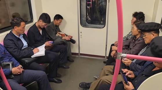 북한 지하철을 이용하는 주민들의 모습. 스마트폰을 보거나 책을 읽고 있다. 〈사진=유튜브 'PoletMe Aviation Videos'〉