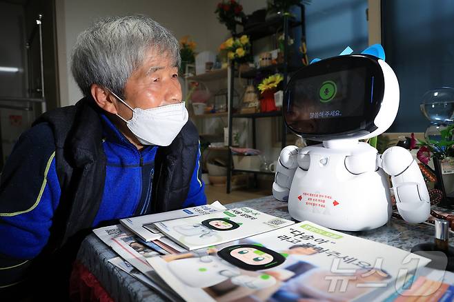 돌봄로봇 다솜K(다솜이)를 이용 중인 어르신이 18일 오후 서울 금천구 자택에서 돌봄로봇과 소통하고 있다. 나홀로 가구인 이 어르신은 돌봄로봇 다솜이와의 소통을 통해 요리, 운동 등 다양한 기능을 비롯해 외로울 때 말벗이 되어 주는 점에서 매우 만족한다고 밝혔다. 2024.11.18/뉴스1 ⓒ News1 박정호 기자