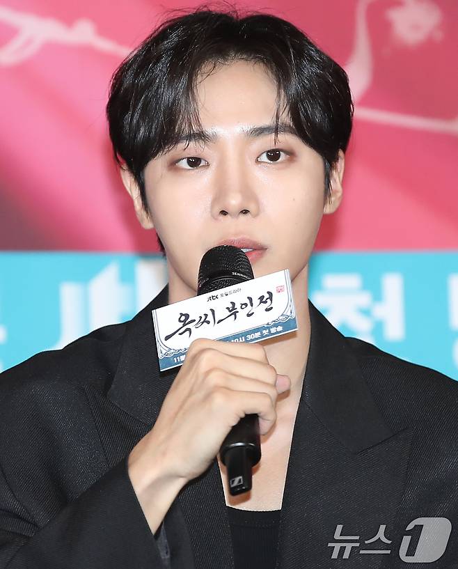 배우 추영우가 28일 서울 구로구 라마다 신도림에서 열린 JTBC 새 토일드라마 ‘옥씨부인전’(극본 박지숙/연출 진혁) 제작발표회에 참석해 인사말을 하고 있다. ‘옥씨부인전’은 이름도, 신분도, 남편도 모든 것이 가짜였던 외지부 옥태영(임지연 분)과 그녀를 지키기 위해 목숨까지 걸었던 예인 천승휘(추영우 분)의 치열한 생존 사기극을 그린 드라마이다. 2024.11.28/뉴스1 ⓒ News1 권현진 기자