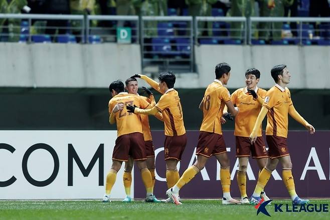득점 후 기뻐하는 광주FC 아사니와 선수들. 제공 | 한국프로축구연맹