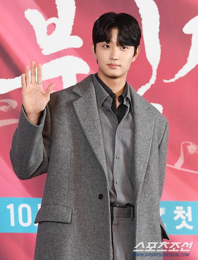 28일 서울 구로구 라마다신도림호텔에서 JTBC 드라마 '옥씨부인전' 제작발표회가 열렸다. 배우 김재원이 포즈 취하고 있다.
'옥씨부인전'은 이름, 신분, 남편 등 모든 것이 가짜인 여인(임지연)과 그녀를 지키기 위해 목숨까지 걸었던 예인(추영우)의 치열한 사기극을 그려낸 작품. 30일 밤 첫 방송된다. 정재근 기자 cjg@sportschosun.com/2024.11.28/
