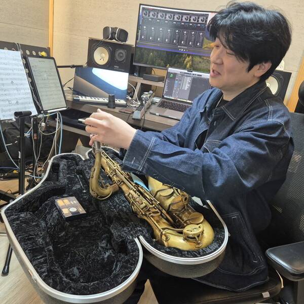 빈티지 셀머 색소폰을 꺼내고 있는 김수환.&nbsp;