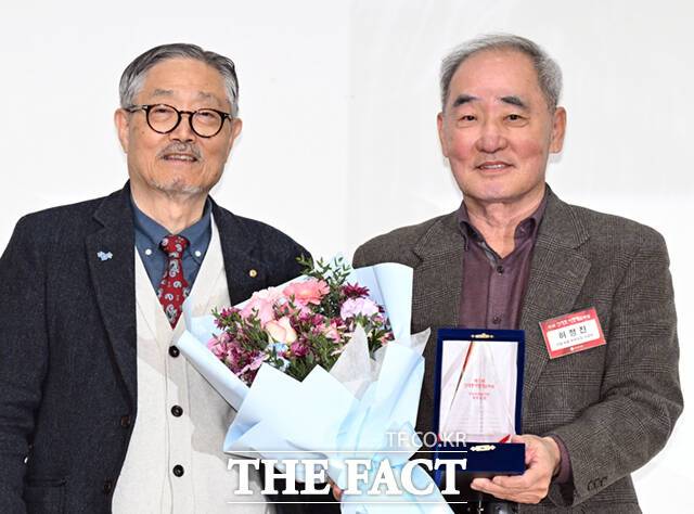 허정진 작가(오른쪽)가 수필 부문(피천득 문학) 최우수상을 수상, 기념촬영하고 있다.