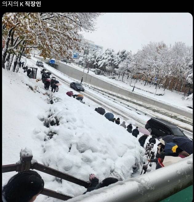 출근하기 위해 버스를 기다리고 있는 시민들. /X(옛 트위터)