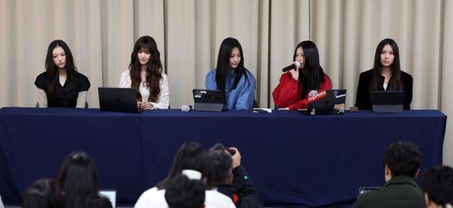 그룹 뉴진스가 28일 서울 강남구 스페이스쉐어 삼성역센터에서 어도어와의 전속계약 해지 관련 긴급 기자회견을 하고 있다. 왼쪽부터 해린, 다니엘, 하니, 민지, 혜인. 사진공동취재단