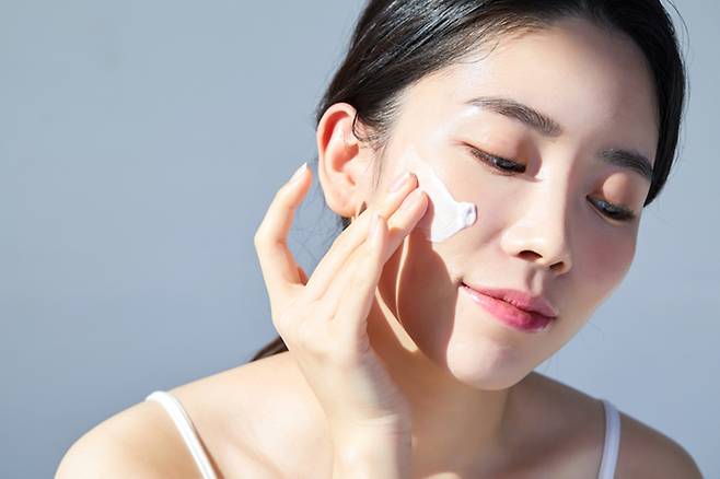 기름진 바디로션을 얼굴에 바르면 피부 트러블이 생길 수 있다./사진=게티이미지뱅크