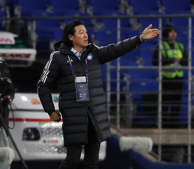<yonhap photo-4870=""> 지시하는 김판곤 감독 (울산=연합뉴스) 김용태 기자 = 26일 울산 문수축구경기장에서 열린 아시아축구연맹(AFC) 챔피언스리그(ACL) 엘리트(ACLE) 울산 HD와 중국 상하이 하이강의 경기에서 울산 김판곤 감독이 선수들에게 지시하고 있다. 2024.11.26 yongtae@yna.co.kr/2024-11-26 21:41:57/ <저작권자 ⓒ 1980-2024 ㈜연합뉴스. 무단 전재 재배포 금지, AI 학습 및 활용 금지></yonhap>