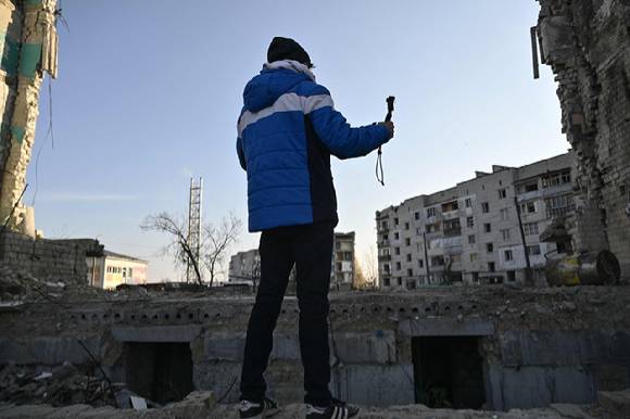 스페인 관광객 알베르토 블라스코 벤타스가 지난 7일(현지시간) 우크라이나 수도 키이우 인근 도시 보로디얀카에서 러시아의 침공으로 파괴된 주거용 건물을 바라보고 있다. [사진=AFP/연합뉴스]