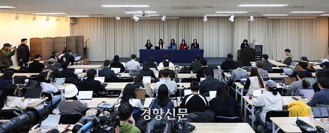 걸그룹 뉴진스가 28일 서울 강남구 모처에서 긴급 기자회견을 열고 있다. 권도현 기자