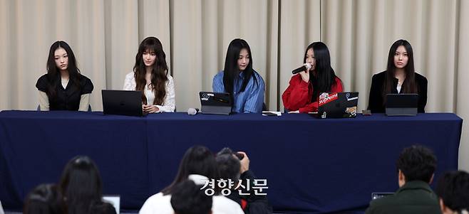 그룹 뉴진스가 28일 서울 강남구 스페이스쉐어에서 긴급 기자회견을 열고 있다. 다섯 멤버 모두 참석한 가운데 열린 이날 회견에서 뉴진스는 29일 0시부터 소속사 어도어와의 전속계약을 해지하겠다고 발표했다. 왼쪽부터 해린, 다니엘, 민지, 하니, 혜인. 2024.11.28 권도현 기자