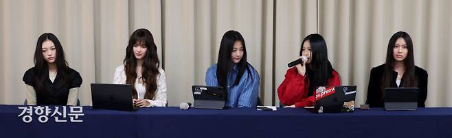 그룹 뉴진스가 28일 서울 강남구 스페이스쉐어에서 긴급 기자회견을 열고 소속사 어도어를 상대로 전속계약을 해지하겠다고 밝히고 있다. 왼쪽부터 해린, 다니엘, 민지, 하니, 혜인. 권도현 기자