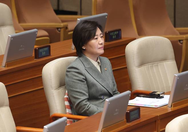송미령 농식품부 장관이 28일 국회 본회의에 출석, 양곡관리법 일부개정법률안 등 법안 통과를 지켜보고 있다. 연합뉴스