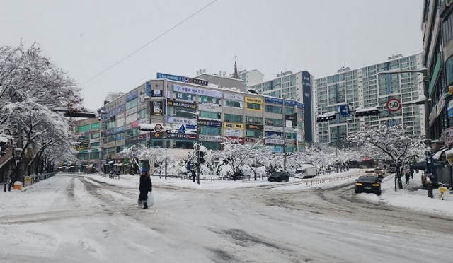 28일 오전 경기도 용인시의 한 도로. 정전으로 신호등이 들어오지 않고 있다. 독자 제공