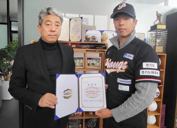 독립야구단 수원 파인이그스 곽영붕 대표(왼쪽)가 27일 오후 구단 사무실에서 신임 이지원 감독에게 임명장을 수여하고 있다.황선학기자