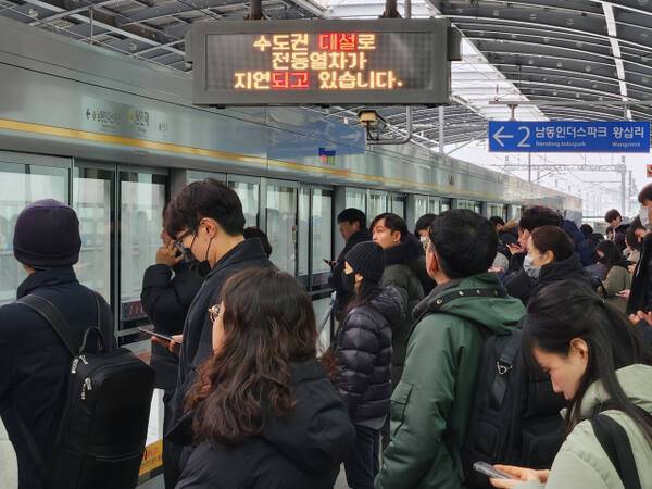 28일 오전 인천 연수구 수인분당선 원인재역 수원 방향 승강장에 전철을 기다리는 시민들이 줄 서 있다. 황남건기자