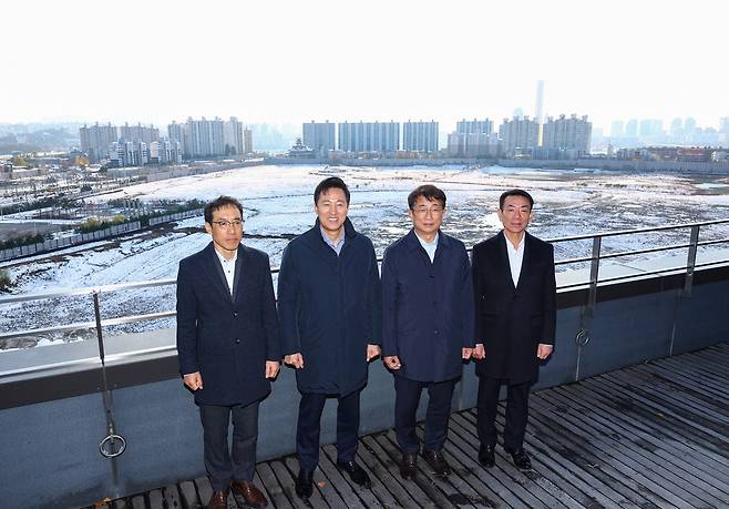 28일 용산국제업무지구 터를 배경으로 심우섭 서울주택도시공사 사장 직무대행과 오세훈 서울시장, 박상우 국토교통부 장관, 한문희 한국철도공사 사장(왼쪽부터)이 기념촬영을 하고 있다.  이충우 기자