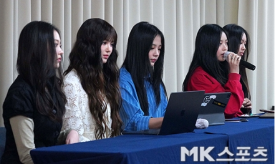 뉴진스와 소속사 어도어 간 전속계약 해지 문제로 가요계가 술렁이고 있다.사진=사진 공동취재단