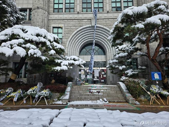 27일 오전 서울 성북구 동덕여대 캠퍼스 본관 앞 늘어놓은 학과 점퍼에 눈이 쌓였다. /사진=이혜수 기자
