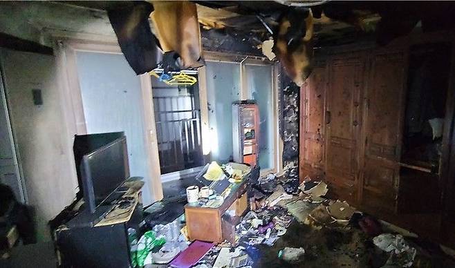 [영천=뉴시스] 27일 오후 7시9분께 경북 영천시 야사동의 한 5층짜리 아파트 꼭대기 층에서 화재가 발생해 37분 만에 진화됐다. (사진=경북소방본부 제공) 2024.11.28. photo@newsis.com *재판매 및 DB 금지