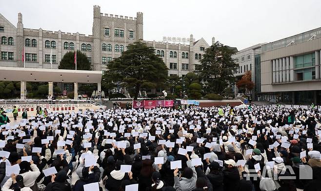 [서울=뉴시스] 김선웅 기자 = 지난 20일 서울 성북구 동덕여자대학교에서 열린 남녀공학 전환 관련 내용 논의 학생총회에서 참석 학생들이 남녀공학 전환 찬반 투표에서 반대 투표를 하고 있다. 2024.11.20. mangusta@newsis.com