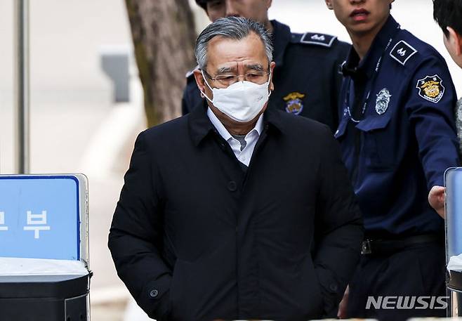 [의왕=뉴시스] 정병혁 기자 = 검찰이 대장동 개발 관련 민간사업자들로부터 청탁 대가 금품을 받은 혐의 등으로 재판에 넘겨진 박영수 전 특별검사에게 징역 12년의 중형을 구형했다. 사진은 박 전 특검이 지난 1월19일 경기 의왕시 서울구치소에서 보석으로 석방되고 있는 모습. 2024.01.19. jhope@newsis.com