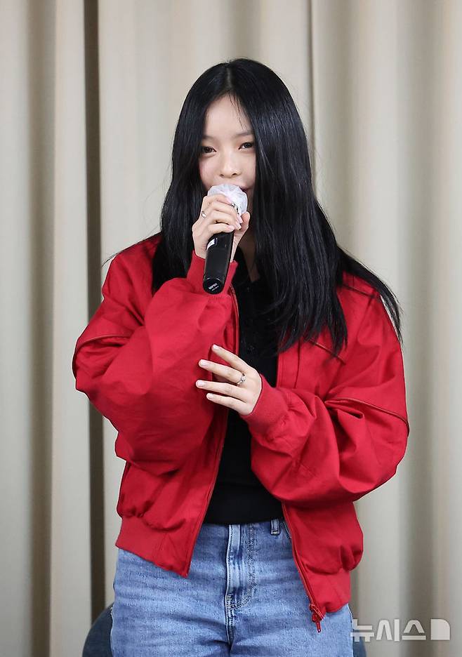[서울=뉴시스] 김선웅 기자 = 그룹 뉴진스 멤버 하니가 28일 서울 강남구 스페이스쉐어 삼성역센터에서 어도어와의 전속계약 해지 관련 긴급 기자회견을 하고 있다. (공동취재) 2024.11.28. photo@newsis.com