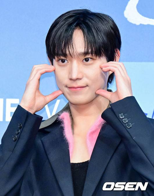 [OSEN=지형준 기자] 1일 오후 서울 신도림 디큐브시티 더세인트에서 ENA 수목드라마 ‘낮에 뜨는 달’ 제작발표회가 열렸다.오늘(1일)&nbsp;첫 방송을 앞둔 ‘낮에 뜨는 달'(연출 표민수, 박찬율 / 극본 김혜원, 정성은)은 사랑하는 연인에게 살해당한 뒤 시간이 멈춰버린 남자와 전생의 기억을 잃고 한없이 흘러가버린 여자의 위험하고 애틋한 환생 로맨스이다. 과거와 현재를 넘나드는 압도적 스케일과 흡인력 있는 스토리의 강력한 몰입도로 시청자들을 사로잡을 예정이다.&nbsp; 배우 김영대가 포토타임을 하고 있다. 2023.11.01 /jpnews@osen.co.kr
