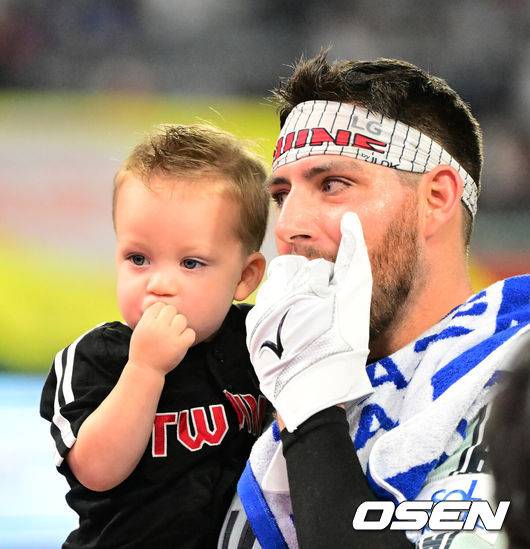 [OSEN=지형준 기자] LG 오스틴이 아들과 즐거운 시간을 보내고 있다. 2024.07.05 / jpnews@osen.co.kr