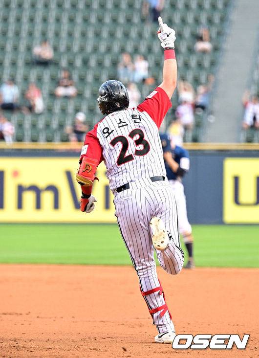 [OSEN=잠실, 지형준 기자] LG 오스틴이 선제 좌중월 솔로포를 날리며 그라운드를 돌고 있다. 2024.08.11 / jpnews@osen.co.kr