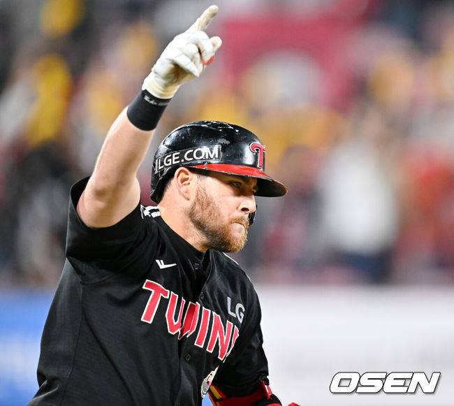 [OSEN=수원, 민경훈 기자] 5회초 1사 주자 1,2루 LG 오스틴이 좌월 재역전 스리런 홈런을 때리며 기뻐하고 있다. 2024.10.08 / rumi@osen.co.kr