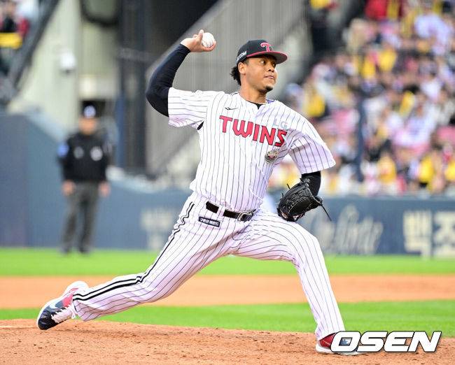 [OSEN=잠실, 최규한 기자] 6회초 1사 1루 상황 마운드에 오른 LG 에르난데스가 힘차게 공을 뿌리고 있다. 2024.10.06 / dreamer@osen.co.kr