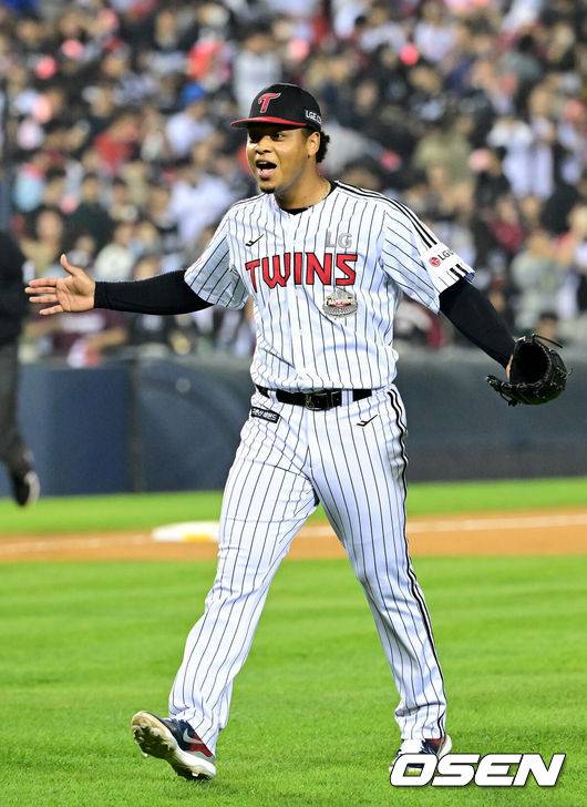 [OSEN=잠실, 최규한 기자] 경기를 마무리지은 LG 에르난데스가 기뻐하고 있다. 2024.10.11 / dreamer@osen.co.kr