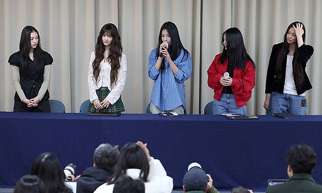 그룹 뉴진스가 28일 서울 강남구 스페이스쉐어 삼성역센터에서 어도어와의 전속계약 해지 관련 긴급 기자회견을 하고 있다. 왼쪽부터 해린, 다니엘, 하니, 민지, 혜인. 뉴시스