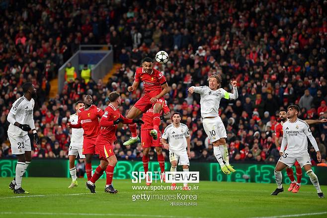 ▲ 아르네 슬롯 감독이 이끄는 리버풀이 카를로 안첼로티 감독의 레알 마드리드를 상대로 두 골 차 완승을 거뒀다. 리버풀 안필드에서 열린 레엘 마드리드와 경기에서 알렉시스 맥알리스터와 코디 학포의 연속골에 힘입어 레알 마드리드를 2-0으로 꺾었다. 리버풀은 이날 승리로 챔피언스리그 5전 전승을 달린 것은 물론 공식전 15경기 연속 무패 기록을 이어갔다.