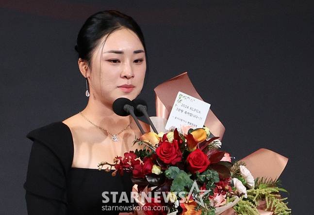 윤이나가 27일 KLGPA 대상 시상식에서 무대에 올라 소감을 밝히고 있다. /사진=김진경 대기자