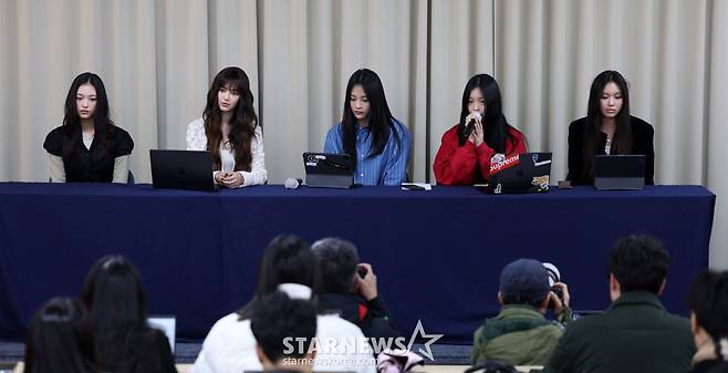 (서울=뉴스1) = 그룹 뉴진스가 28일 서울 강남구 스페이스쉐어 삼성역센터에서 어도어와의 전속계약 해지 관련 긴급 기자회견을 하고 있다. 왼쪽부터 해린, 다니엘, 하니, 민지, 혜인. (공동취재) 2024.11.28/뉴스1  Copyright (C) 뉴스1. All rights reserved. 무단 전재 및 재배포,  AI학습 이용 금지. /사진=(서울=뉴스1)