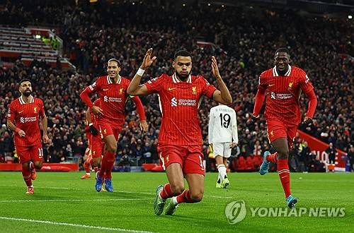 리버풀이 28일(한국시간) 영국 리버풀에 있는 안필드에서 열린 레알 마드리드(스페인)와의 2024-2025시즌 유럽축구연맹(UEFA) 챔피언스리그 리그 페이즈 5차전에서 2-0으로 승리했다. 음바페와 모하메드 살라가 모두 페널티킥을 실축했지만, 리버풀이 2골을 만들면서 레알을 홈에서 잡았다. 지난 2009년 챔피언스리그 조별리그에서 승리한 뒤 15년 만에 레알 상대 홈 승리를 따냈다. 연합뉴스